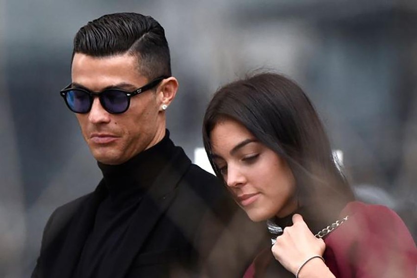 Con trai Ronaldo: Hình ảnh của Ronaldo và con trai cưng sẽ khiến bạn thấy được sự bồi hồi trong con người siêu sao bóng đá này. Những khoảnh khắc vui chơi cùng con trai sẽ khiến bạn cảm thấy ấm lòng và ngưỡng mộ.