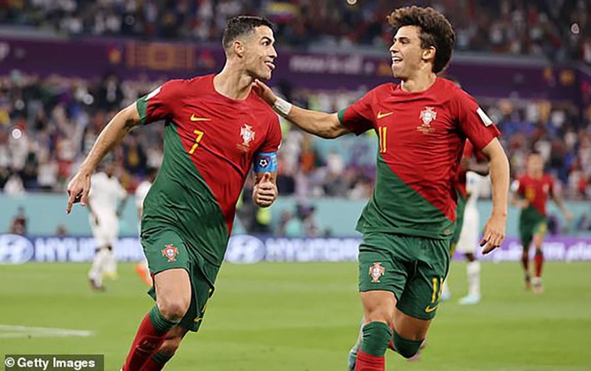 Với những fan của Ronaldo trên khắp thế giới, đội tuyển Bồ Đào Nha, Serbia và Brazil chắc chắn là những đội tuyển không thể bỏ qua. Hãy cùng xem hình ảnh chân thật và đầy cảm xúc của Ronaldo khi thi đấu cho những đội tuyển này nhé.