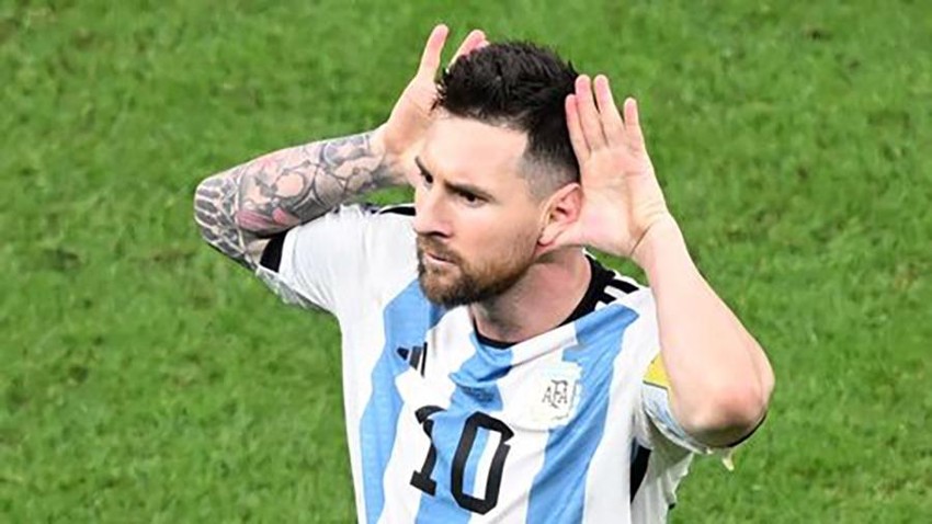 Khi Argentina thắng cuộc một trận đấu, Messi luôn phản ứng vô cùng giận dữ. Nhưng không phải vì sự kiêu hãnh. Qua bức ảnh này, chúng ta có thể thấy rõ sự tận tâm và cống hiến của anh ấy cho đội bóng quốc gia. Hãy xem những biểu cảm cực kỳ chân thật và chân thành của Messi trong ảnh!