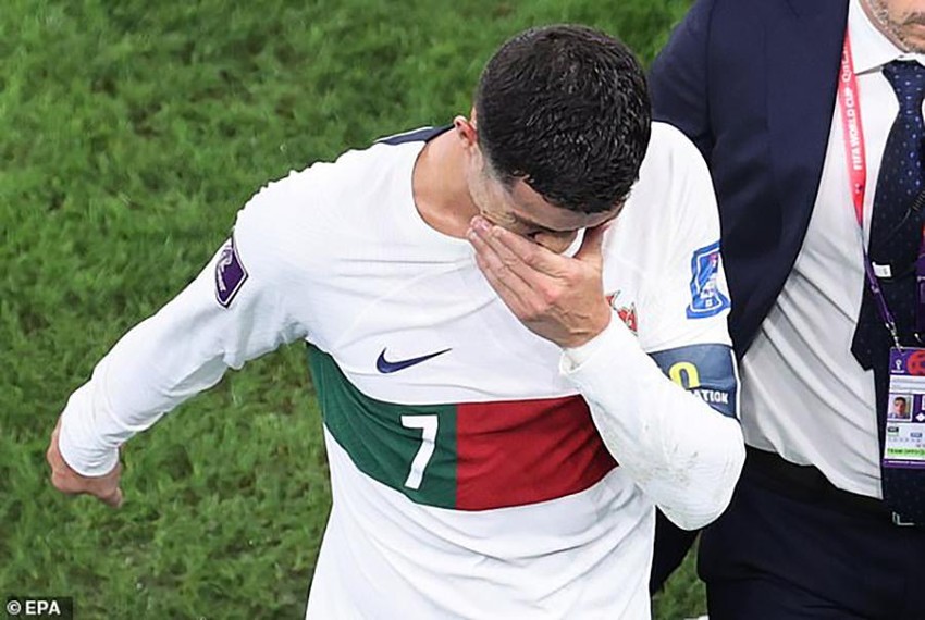 Ronaldo ôm mặt và khóc nức nở khi đạt kỷ lục lịch sử, hãy xem hình ảnh để tìm hiểu về thành công và cảm xúc của anh ấy.