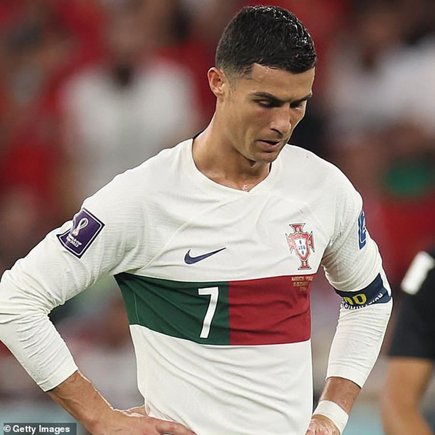 Ronaldo khóc ở trận đấu với Morocco - Một trận đấu tâm điểm của chàng siêu sao, nhưng cũng là một trận đấu đầy xúc động khi anh rơi nước mắt trên sân cỏ.