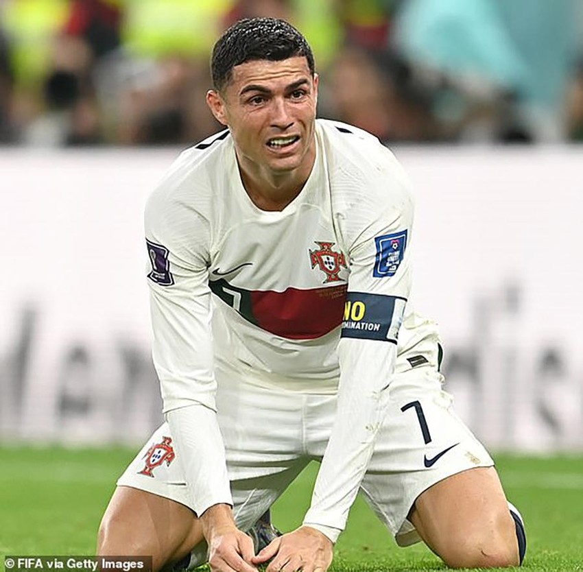 Hãy xem hình ảnh tuyệt vời này để tìm hiểu về cảm xúc và nỗi đau của ngôi sao bóng đá có tầm ảnh hưởng nhất hành tinh khi anh và đội tuyển Bồ Đào Nha thất bại trước đội tuyển Ma-rốc trong trận đấu quan trọng.