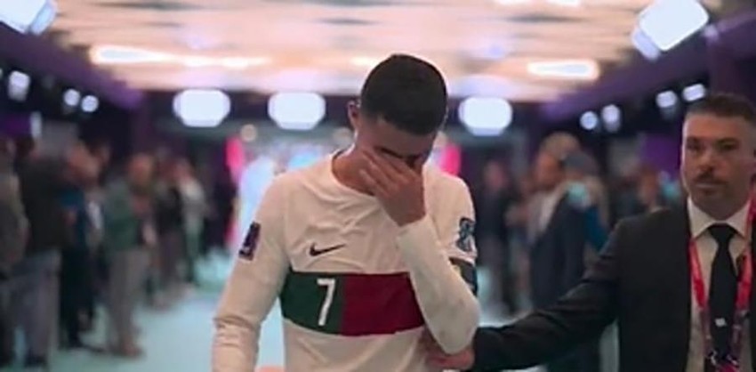 Khoảnh khắc Ronaldo ôm mặt khóc nức nở dù lập kỷ lục lịch sử