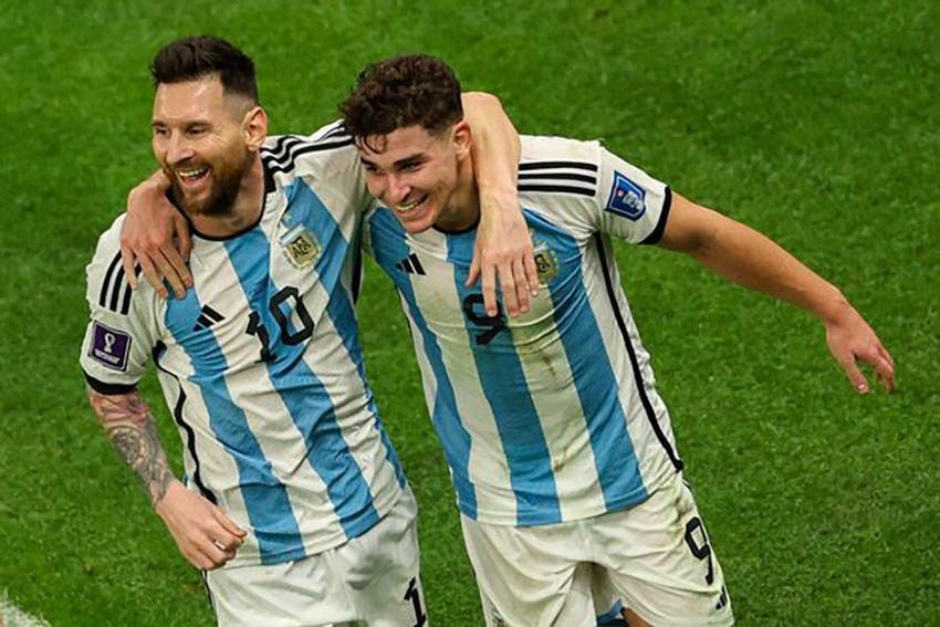 Mời bạn đến với thế giới bóng đá đầy kịch tính và cảm xúc qua ảnh Messi và đội tuyển Argentina tại World Cup. Họ sẽ đem lại những pha bứt tốc ngoạn mục, pha sút phạt đẳng cấp và tình yêu thương dành cho bóng đá, đem đến cho bạn những trải nghiệm khó quên.