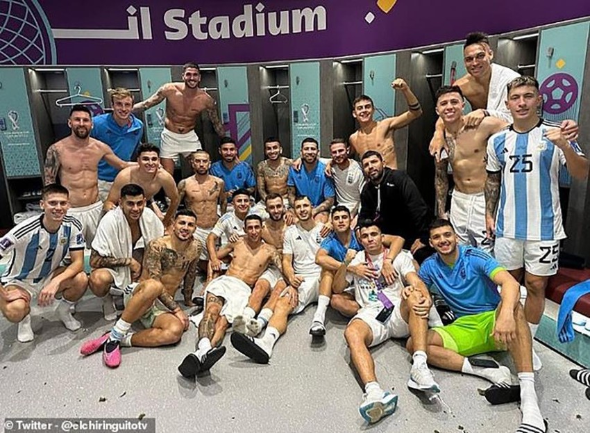 Sau khi giành chiến thắng đầy cam go, đội tuyển Argentina đã tự tin ăn mừng với khán giả. Hãy xem hình ảnh của đội tuyển này và cảm nhận cùng với họ những khoảnh khắc tuyệt vời sau chiến thắng lịch sử!