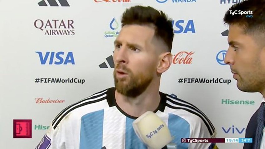 Messi cắt ngang buổi phỏng vấn, đó là điều không thể ngờ tới đúng không? Hãy xem hình ảnh này để khám phá cuộc trò chuyện bất ngờ này cùng Messi và HLV tuyển Croatia.
