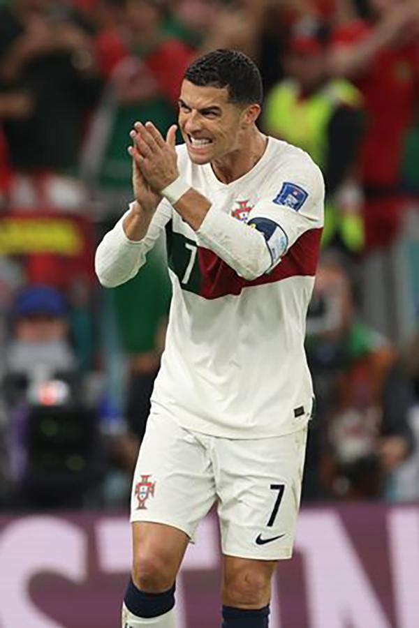Ronaldo khóc đang được ghi lại trong bức ảnh này. Hiện tại hãy cùng chúng tôi khám phá những xúc cảm mà Ronaldo trải qua cùng những bức ảnh đầy cảm động và ý nghĩa.