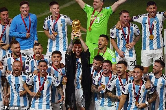 Argentina, vô địch World Cup, cảm xúc trái ngược, ảnh: Vô địch World Cup là giấc mơ của bất kỳ đội tuyển nào. Cùng xem lại khoảnh khắc đội tuyển Argentina trở thành nhà vô địch World Cup với những cảm xúc trái ngược từ các cầu thủ, HLV lẫn người hâm mộ. Nét đẹp và quyết tâm của đội tuyển này sẽ thôi thúc bạn đi đến thành công.