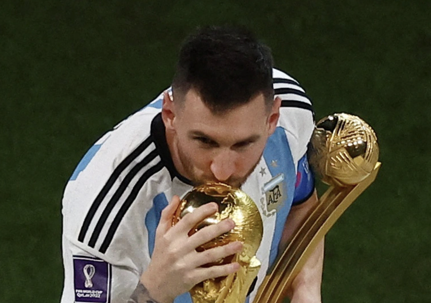 Messi và Argentina là một tình yêu khó phai. Nếu bạn cảm thấy khó khăn trong việc diễn đạt những cảm xúc này, hãy xem bức ảnh Messi tại World Cup. Nó sẽ giúp bạn cảm thấy những cảm xúc chân thật nhất và đầy nhiệt huyết.