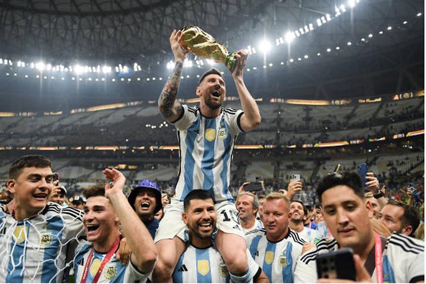 Messi, nhà vô địch thế giới đã trở thành một trong những ngôi sao bóng đá hàng đầu của thế giới. Xem hình ảnh liên quan để thấy Messi thăng hoa trong các trận đấu quan trọng nhất của sự nghiệp của mình, đưa đội tuyển Argentina đến vị trí danh giá nhất trong làng túc cầu.