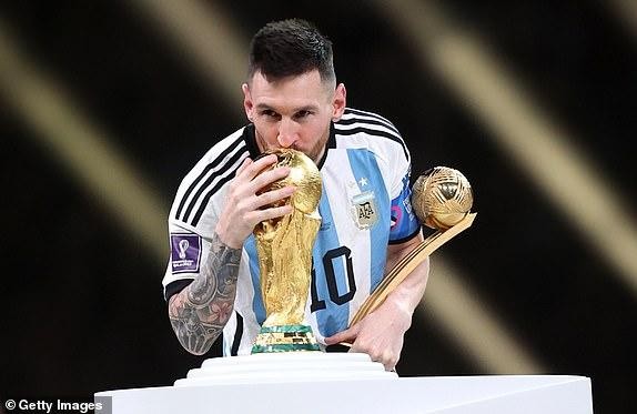 Đội tuyển Argentina đã giành được chiến thắng lịch sử tại World Cup, và Messi chính là người được xướng tên nhiều nhất. Xem hình ảnh để cảm nhận được niềm vui, sự kinh ngạc và cảm xúc đầy cảm động của đội tuyển và Messi trong trận đấu quan trọng.