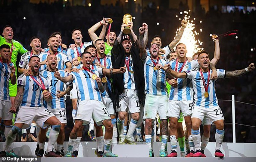Chùm ảnh Messi và Argentina trở về nước trong biển người chào đón - Cảm nhận ngay không khí phấn khích tuyệt vời trong chùm ảnh này khi Messi và đội tuyển Argentina trở về quê nhà với chiến thắng. Hãy cùng chia sẻ niềm vui với hàng nghìn người hâm mộ tại đây.