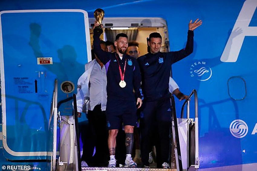 Argentina và Messi cùng trở về nhà sau một hành trình đầy trắc trở tại giải bóng đá Copa America. Hãy xem hình ảnh để thấy vẻ mệt mỏi và sự kiên nhẫn của Messi và đội tuyển Argentina.