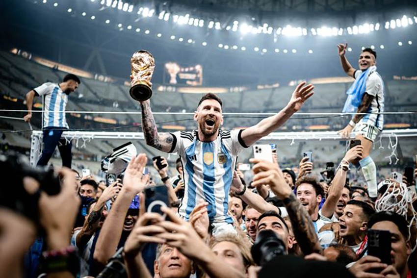 FIFA, chế giễu, Ronaldo, Messi, vô địch, World Cup: FIFA đã thêm vào tinh thần hài hước một chút cho những “cuộc chiến” giữa Ronaldo và Messi, hai cầu thủ xuất sắc nhất thế giới. Chúng ta có thể tìm thấy các ảnh chế giễu nhưng vẫn mang đến sự tôn trọng, chỉ ra rằng cả hai đều là những người vô địch trong trận chung kết ở World Cup. Xem ảnh liên quan để hiểu rõ hơn.