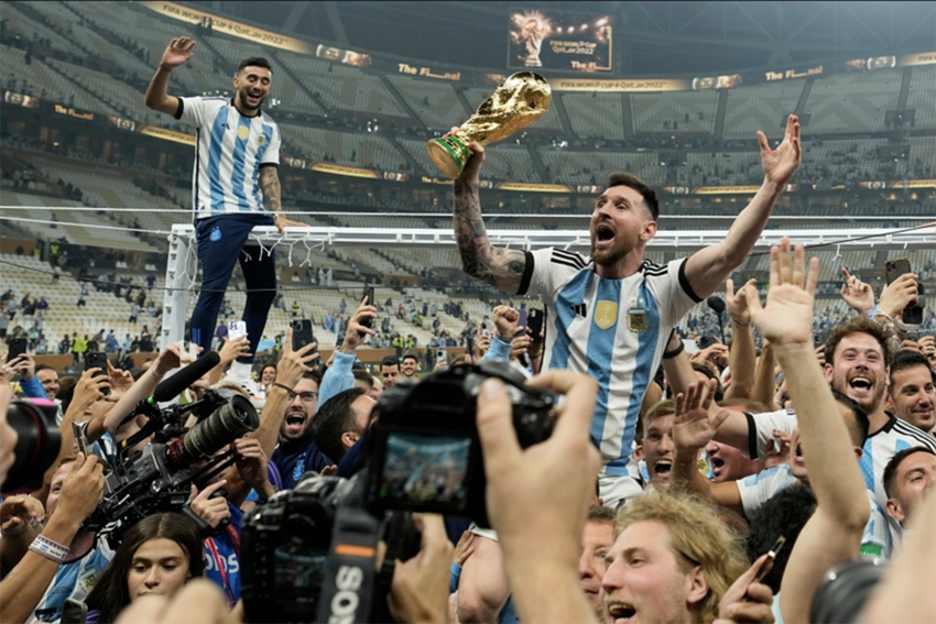 Messi không chỉ là một cầu thủ tài năng, mà còn là một nhà tiên tri vô cùng tài ba khi đưa đội tuyển Argentina đến chức vô địch World Cup. Hình ảnh siêu sao nổi tiếng này vô cùng đầy cảm hứng, sức mạnh và chiến thắng, hãy cùng ngắm nhìn và cảm nhận mọi điều tuyệt vời đó.