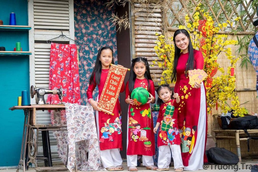 Áo dài: Áo dài được coi là biểu tượng của vẻ đẹp truyền thống của phụ nữ Việt Nam. Kiểu áo này không chỉ đem đến sự tinh tế, quý phái mà còn thể hiện sự tự tin, nữ tính của người mặc. Hãy chiêm ngưỡng những bức ảnh áo dài tuyệt đẹp và thưởng thức sự thanh nhã của trang phục truyền thống này.