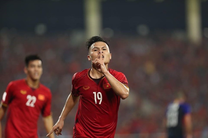 Quang Hải là một cầu thủ bóng đá tài năng và được nhiều người hâm mộ yêu thích. Đừng bỏ lỡ hình ảnh của anh tại trận đấu mới nhất để thấy tốc độ và kỹ năng của anh ta trên sân cỏ.