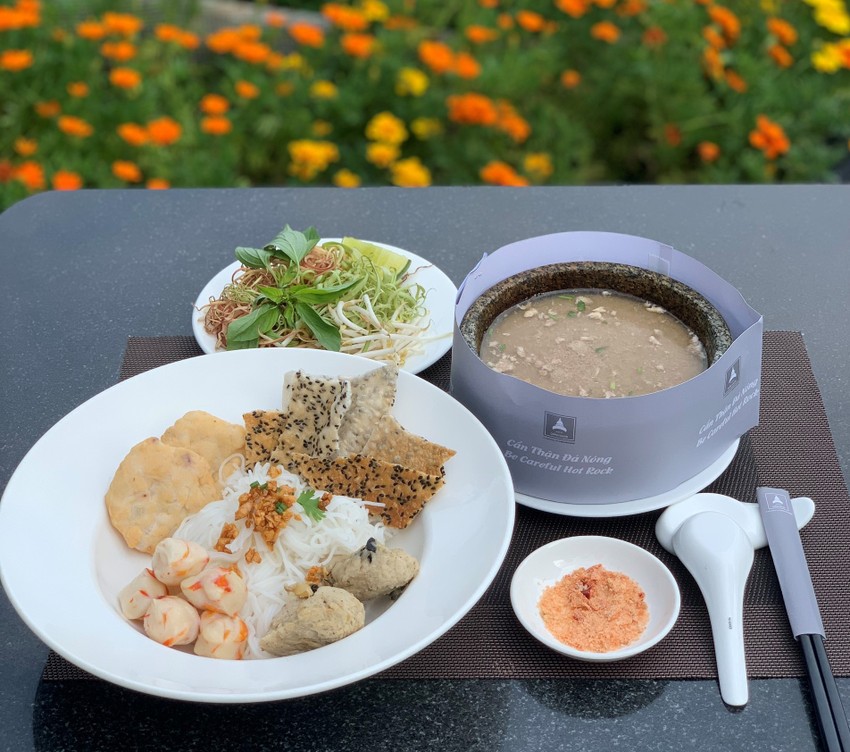 Khám phá những món ăn đặc sắc của ẩm thực Việt Nam, từ phở bò đến bánh mì, từ bún chả đến nem rán. Nhà hàng Việt Nam trên toàn thế giới đang nổi lên và được yêu thích bởi sự độc đáo và hương vị tuyệt vời.