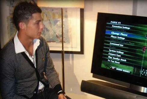 Ronaldo xem Juventus đá qua tivi, HLV Pirlo gặp lại thầy cũ